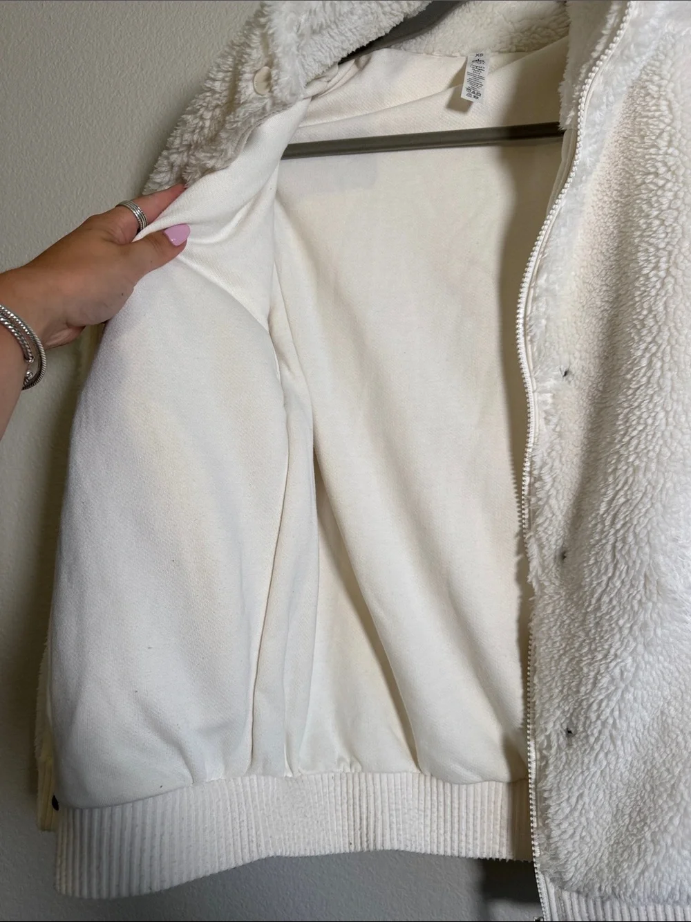 ALO Yoga Sherpa Varsity Fleece in Ivory - XS